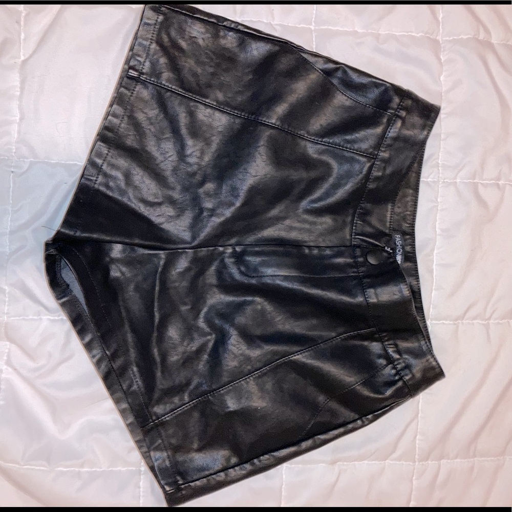 Fashion nova leather shorts